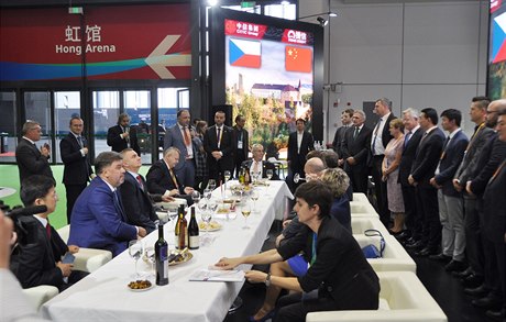 Prezident Miloš Zeman (v čele stolu) navštívil 5. listopadu 2018 českou...