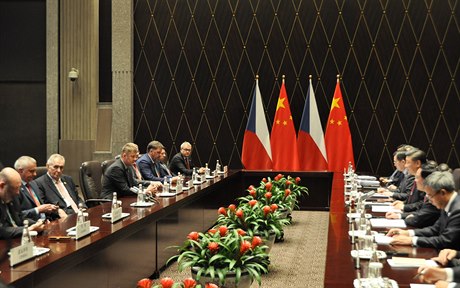 eská delegace v ele s prezidentem Miloem Zemanem (tetí zleva) pi setkání...