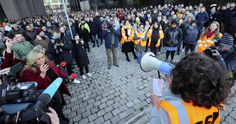 Protesty probíhají v Tokiu, Singapuru, Londýn a Dublinu.