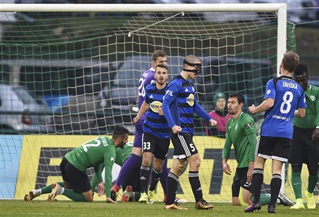 Z gólu se radují hrái Bohemians (v modrých dresech zleva) Dominik Maek, autor...