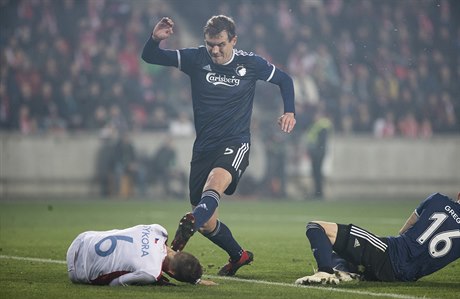 Jan Sýkora ze Slavie se stal obtí neetrného zákroku stopera Bjellanda z FC...