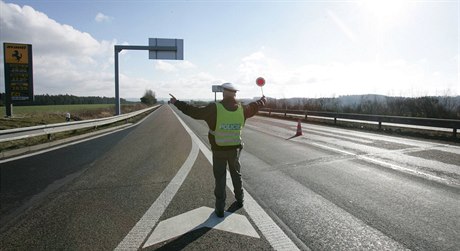 Dopravní policista na dálnici, ilustraní foto.