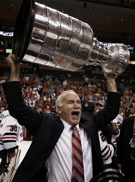 Ze zisku Stanley cupu se radoval trenér Chicaga Joel Quenneville v letech 2010,...