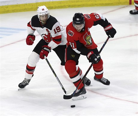 Mark Stone (61) a Travis Zajac (19) bhem tetí tetiny zápasu NHL.