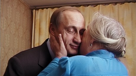 Vladimir Putin ve filmu Svdkové Putinovi navtívil také svoji bývalou uitelku.