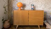 Retro komoda s retro lampi�kou a objektem od Jakuba Jansy
