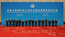 Na sn�mku ze spole�n�ho fotografov�n� je �esk� prezident osm� zleva, vedle n�j...