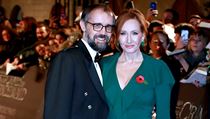 Spisovatelka J. K. Rowlingová s manželem Neilem Murraym pózují na slavnostní...