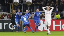 Pavel Kade��bek (uprost�ed hr��� Hoffenheimu) se raduje z vyrovn�vac� branky.