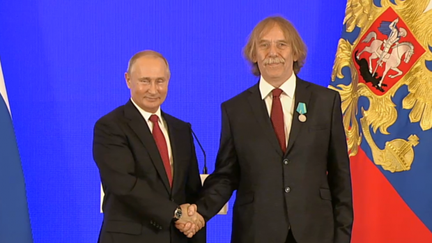 Putin udělil Nohavicovi medaili. Ten za ocenění rusky poděkoval a zazpíval  | Domov | Lidovky.cz