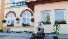 Výpraví Marcela Ptáková na vlakové stanici v Blíevedlích na eskolipsku,...