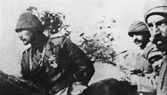 Mustafa Kemal Ataturk, vojenský velitel tureckých jednotek v Gallipoli, shlíí...