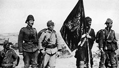 Turetí vojáci na snímku z roku 1915 vztyují tureckou vlajku v Gallipoli.