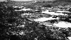 Krátery plné vody. Takto vypadalo podle snímku z roku 1917 bitevní pole po...