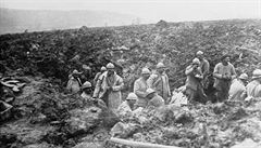 V íjnu 1917 zachytil fotograf francouzské jednotky v zákopu bhem ofenzívy,...