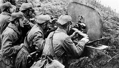 Nmecké jednotky stílející z píkopu u ruské eky Vistula v roce 1916 bhem...