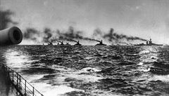 Britská námoní flotila pod vedením admirála Johna Jellicoea míí vstíc...