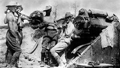 Na snímku z roku 1916 jsou zachyceni australtí vojáci dlostelectva, kteí...