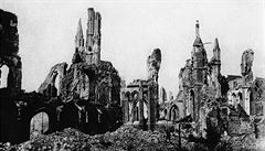 Katedrála na námstí v belgickém mst Ypres zniená bombardováním v první...