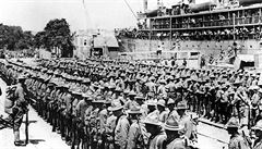 Na snímku z ervna 1917 jsou zachyceny první jednotky Amerických expediních...