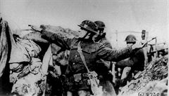 Patnáctého bezna 1918. Voják z americké první divize hází runí granát pi...