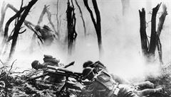 Amerití vojáci na snímku z 26. záí 1918. Drí své pozice pi spojenecké...
