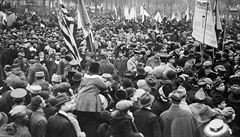 11. listopadu 1918. Lidé v paíských ulicích slaví podepsání mírové dohody,...