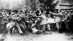 Na snímku z roku 1914 slaví nmetí vojáci na neznámém míst Vánoce.