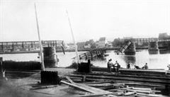 Na snímku z roku 1914 je zachycený zboený most pes eku Meuse v Belgii. Most...