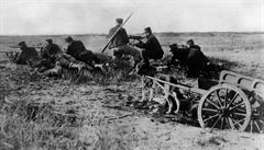 Na snímku ze srpna 1914 jsou zachyceni belgití vojáci poblí msta Haelen....