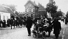 Na fotce ze 14. íjna 1914 belgití civilisté a kavalérie utíkají z cesty...