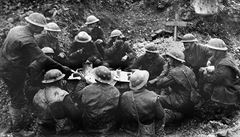 Spojenetí vojáci jedí a pijí v jednom z francouzských zákop.
