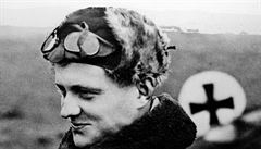 Na snímku z roku 1916 je Manfred von Richthofen, stíhací pilot nmecké armády v...