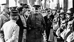 Americký generál John Pershing (uprosted) na inspekci francouzských jednotek,...