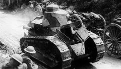 Vojáky smující podpoit francouzské jednotky v Juvigny míjí tank.