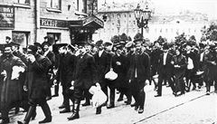 Rutí rezervisté pochodují se svými vcmi v Petrohrad. Zachyceni na snímku z...