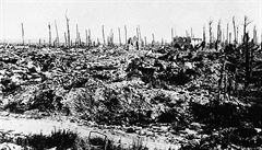 Na nedatovaném snímku je zachycena rozervaná zem poblí francouzského Marne....