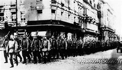 Nmetí vojáci v roce 1914 pochodují ulicemi Antverp.