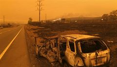 Spálené auto oputné na silnici v kalifornském mst Paradise.