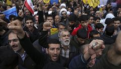 Protestující před americkým velvyslanectvím v Teheránu.