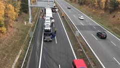 Dálnici D5 uzavřela na 6. kilometru ve směru na Plzeň nedaleko Rudné hromadná...