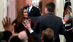 Noviná televize CNN Jim Acosta bhem potyky se zamstnankyní Bílého domu.