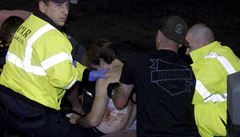 Na fotografii poízené z videa oetují záchranái posteleného mladíka.