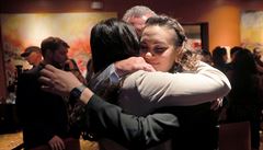 Demokratická kandidátka do Kongresu Deb Haalandová se objímá s rodinou poté,co...