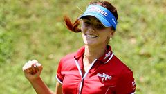 eská golfistka Klára Spilková se raduje ze senzaního úspchu.