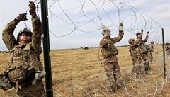 Američtí vojáci staví na hranici s Mexikem plot z ostnatého drátu. | na serveru Lidovky.cz | aktuální zprávy