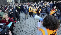 Protesty probíhají v Tokiu, Singapuru, Londýn a Dublinu.