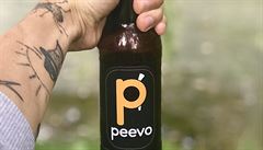 Peevo rozváí pivo v plastových nebo sklenných láhvích.
