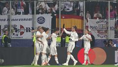 Fotbalisté Realu Madrid radující se z branky.