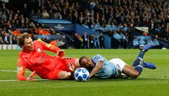 VIDEO: Fotbalista Manchesteru City zakopl o trávník, pískala se penalta